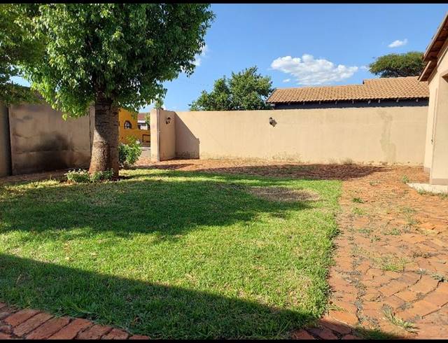 2 BEDROOM HOUSE FOR SALE IN THOKOZA EXT 2